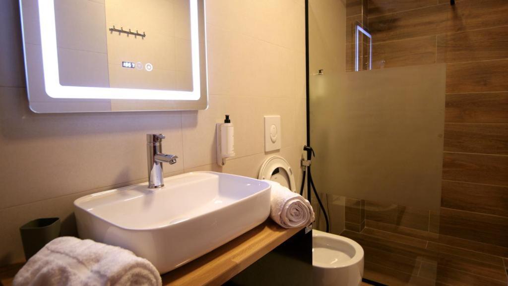 Koni'S Studio Apartments Tirana Buitenkant foto